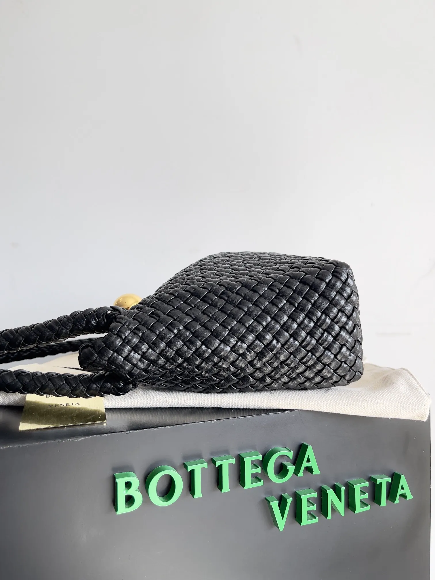 Batch 5760 BV collectible small woven handbags are really YYDS!! Bottega Veneta’s most classic small woven handbags are back! ! We use the highest quality leather with the highest craftsmanship❤️ to create the most expensive works. We have created the original Intrecciato leather weaving process❤️ This unique traditional exclusive leather weaving method has not only become our logo but also reflects the time-consuming and labor-intensive craftsmanship of our products❤️ The new TOSCA handbag must be a selection worth collecting🆕 Style number: 716974 Size: 27*9*18cm